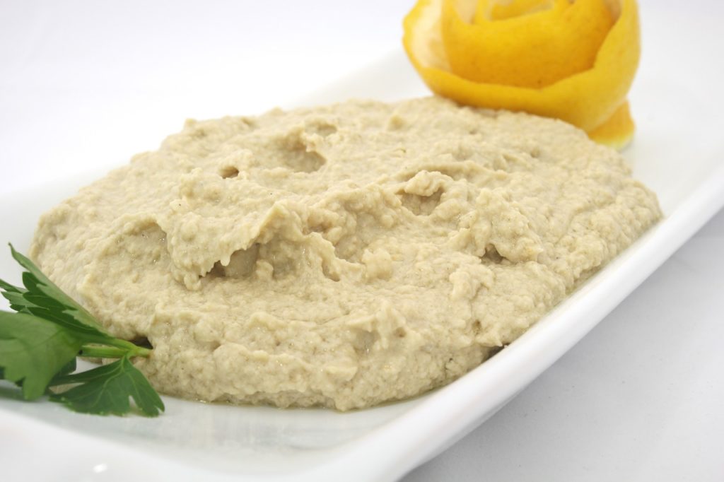 whats the difference between hummus and baba ganoush