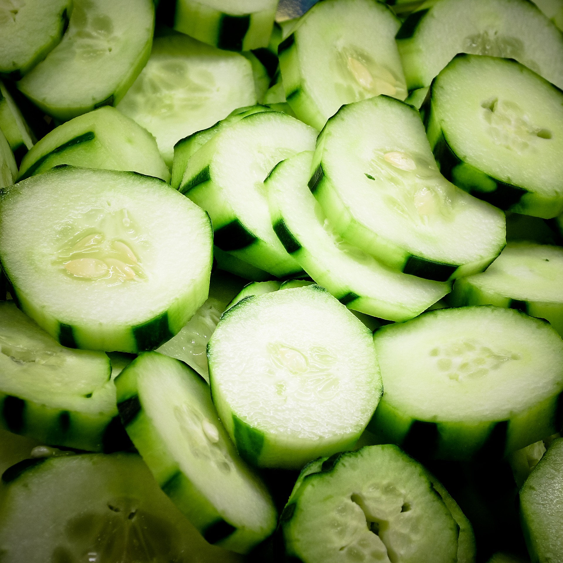 Slicing Cucumbers vs. English Cucumbers - What's the Difference?  You've  seen them both in the produce aisle but how the heck are they different.  Why does one cost more and why